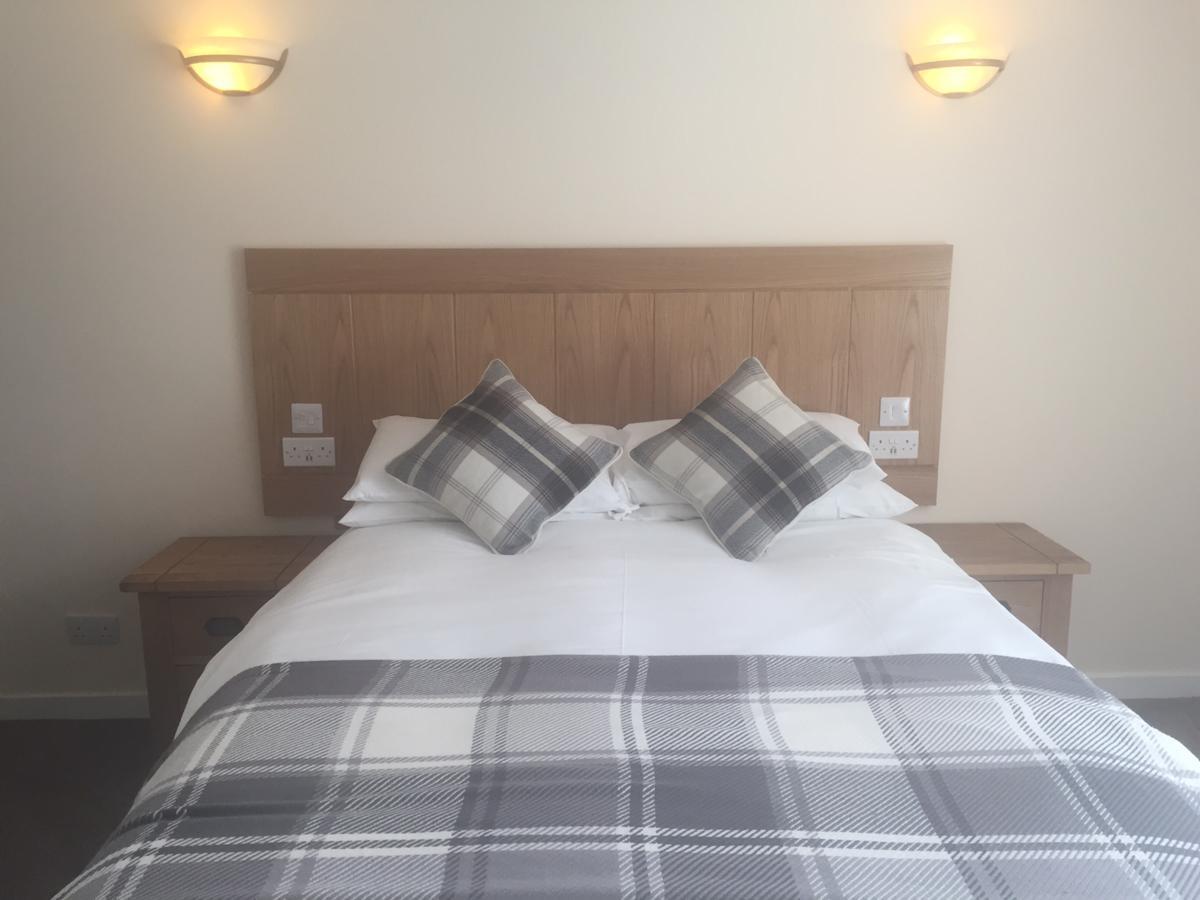 Caledonian Hotel Portree Bagian luar foto